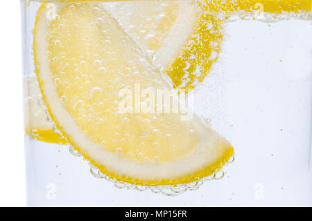 Zwei Scheiben frische Zitrone in Limonade. Stockfoto