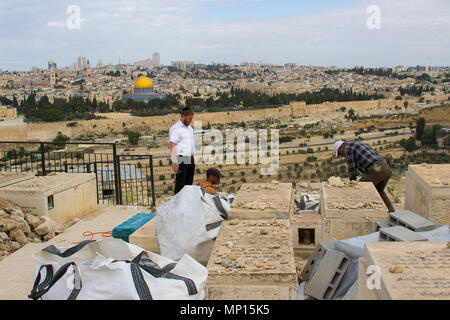 8. Mai 2018 Männer öffnen ein Grab in der jüdischen heiligen Friedhof auf dem Ölberg in Jerusalem, Israel Stockfoto