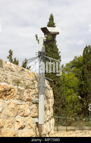 Eine Überwachungskamera auf dem Ölberg in Jerusalem auf der Allee, die zum Eingang des biblischen Garten von Gethsemane Stockfoto