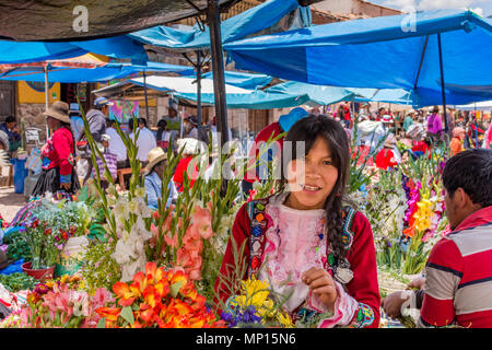 Peru Pisac Markt, jungen peruanischen Mädchen, die Blumen bei Pisac Markt, das Heilige Tal Peru, Cusco Region. Stockfoto