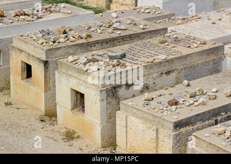 8. Mai 2018 Ölberg Friedhof Jerusalem Israel einige der vielen Gräber in das berühmte Jüdische Begräbnisstätte im Osten der alten Stadtmauer von Je Stockfoto