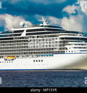 Luxusliner im Gange. Tour Reisen und Wellness Dienstleistungen Stockfoto