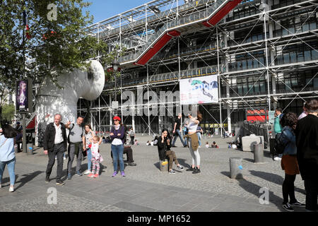 Pariser Straße mit Blick auf das Centre Pompidou Gebäude im Frühjahr Frankreich Europa KATHY DEWITT Stockfoto