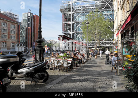 Paris rue Brisemiche Straße mit Blick auf das Centre Pompidou Gebäude im Frühjahr Frankreich Europa EU-KATHY DEWITT Stockfoto