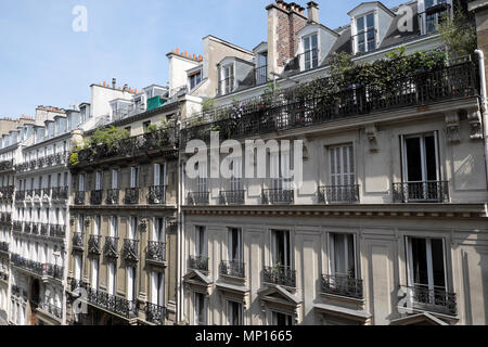 Außenansicht Reihe von Wohngebäuden Pflanzen auf Balkongeländern in der Rue Pierre Semard Paris 9. Arrondissement Frankreich Europa EU KATHY DEWITT Stockfoto