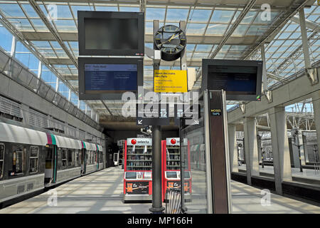 Selecta Machines RER-B-Bahnsteig französischer Zug wartet auf Abfahrt vom Flughafen Charles de Gaulle CDG Stadt Paris Frankreich Europa KATHY DEWITT Stockfoto