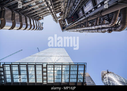 Suchen Am Leadenhall Building (unten), 122 Leadenhall Street, der Lloyds Building (oben) und die Gurke in London. Stockfoto