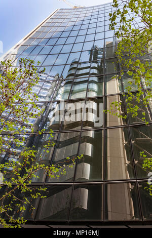 Lloyds Building spiegelt sich in der Willis Gebäude in der Londoner City Stockfoto