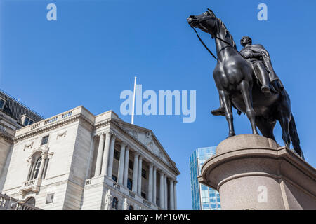 Bank von England auf Threadneedle Street im Herzen von Londons Finanzviertel, mit Herzog von Wellington Statue im Vordergrund Stockfoto