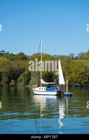 Yachtcharter in einem Nebenfluß des Helford River, Cornwall, England, Großbritannien, Großbritannien. Stockfoto