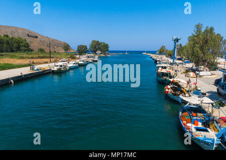 Fischerboote am Kournas See in Georgioupolis, Chania, Kreta, Griechenland. Stockfoto