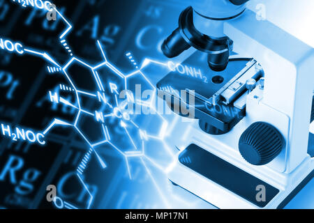 Forschung Mikroskop mit Molekül Strukturformel und Periodensystem der Elemente blau getönt, Forschung oder Wissenschaft Konzept Stockfoto