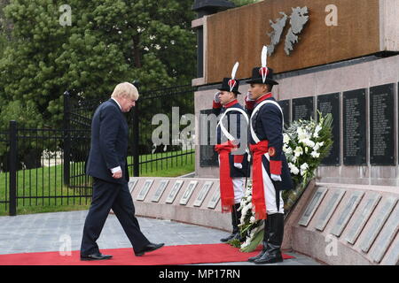 Außenminister Boris Johnson legt einen Kranz zu Ehren derer, die auf beiden Seiten der 1982 Falkland Konflikt starb, am Monumento a los caidos en Malvinas (Denkmal für die Gefallenen in den Falklands) in Buenos Aires, Argentinien. Stockfoto