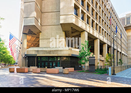 J.Edgar Hoover Gebäude mit Fahnen, die in Washington DC, USA befindet. Es ist Hauptgebäude des Fbi oder FB Stockfoto