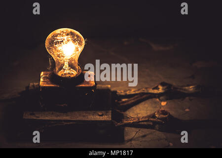 Alte vintage Glühbirne web Fade out dark Kopie Raumkonzept alte Idee, stromsparenden Technologie. Stockfoto