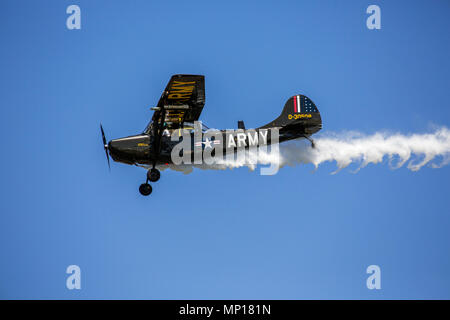 Armee Cessna O-1D/L-19 Bird Dog Light Beobachtungsflugzeug im Central Texas Airshow Stockfoto