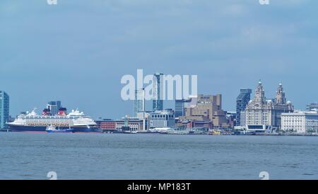 Liverpool, Großbritannien, Disney Magic Cruise Liner Segel aus Liverpool nach einem langen Tag in der Stadt credit Ian Fairbrother/Alamy Stockfoto