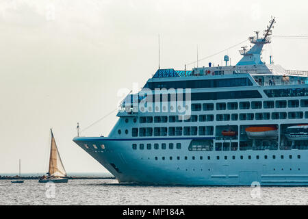 Luxusliner im Gange. Tour Reisen und Wellness Dienstleistungen Stockfoto