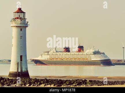 Liverpool, Großbritannien, Disney Magic Cruise Liner Segel aus Liverpool nach einem langen Tag in der Stadt credit Ian Fairbrother/Alamy Stockfoto