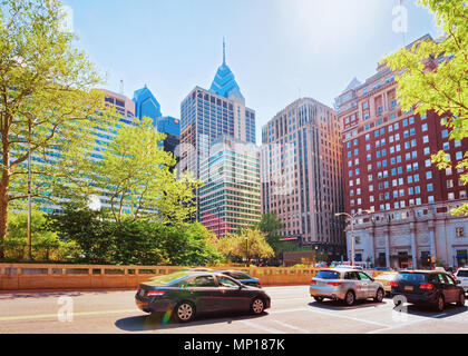 Straße bei Love Park und Penn Center mit Skyline der Wolkenkratzer in Philadelphia, Pennsylvania, USA. Es ist central business district in Philadelphia. Tou Stockfoto