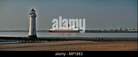 Liverpool, Großbritannien, Disney Magic Cruise Liner Segel aus Liverpool nach einem langen Tag in der Stadt credit Ian Fairbrother/Alamy Stockfoto