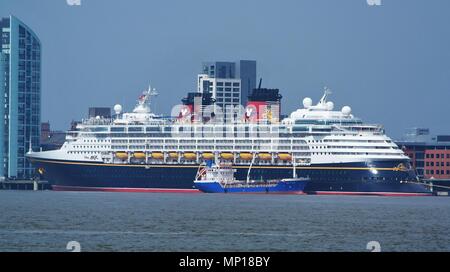 Liverpool, Großbritannien, Disney Magic Cruise Liner Segel aus Liverpool nach einem langen Tag in der Stadt credit Ian Fairbrother/Alamy Stockfoto