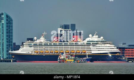 Liverpool, Großbritannien, Disney Magic Cruise Liner Segel aus Liverpool nach einem langen Tag in der Stadt credit Ian Fairbrother/Alamy Stockfoto