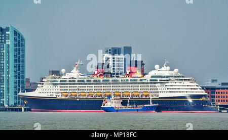 Liverpool, Großbritannien, Disney Magic Cruise Liner Segel aus Liverpool nach einem langen Tag in der Stadt credit Ian Fairbrother/Alamy Stockfoto