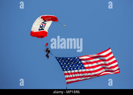 REMAX Sky Diving Team bei der zentralen Texas Airshow Stockfoto