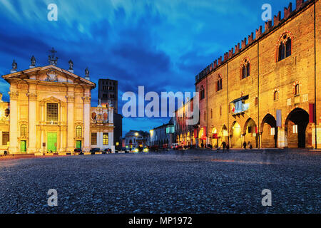 Die Menschen in der Kirche von Sant Andrea in Piazza Mantegna in Mantua, Lombardei, Italien. Am späten Abend Stockfoto