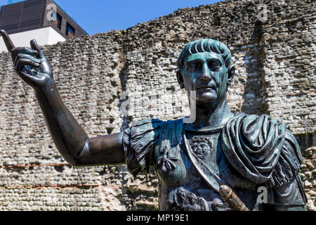 Statue geglaubt, die römischen Kaiser Trajan zu AD 98-117 mit dem London City Mauer im Hintergrund, London, UK Stockfoto