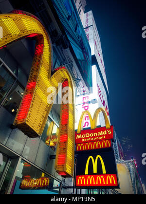 New York City, USA - April 2018: Mac Donald Logo am Times Square in Midtown in der Nacht Stockfoto