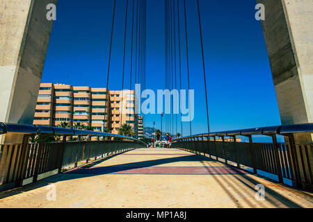 Brücke. Brücke über den Fluss ¨ ¨ Fuengirola in Fuengirola. Provinz Malaga, Andalusien, Spanien. Bild aufgenommen - 15. Mai 2018. Stockfoto