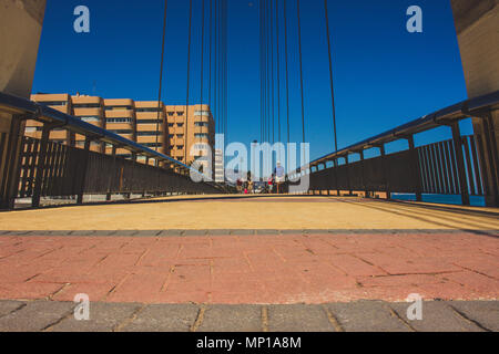 Brücke. Brücke über den Fluss ¨ ¨ Fuengirola in Fuengirola. Provinz Malaga, Andalusien, Spanien. Bild aufgenommen - 15. Mai 2018. Stockfoto