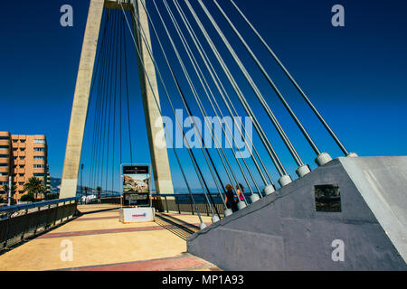 Brücke. Brücke über den Fluss ¨ ¨ Fuengirola in Fuengirola. Provinz Malaga, Andalusien, Spanien. Bild aufgenommen - 15. Mai 2018. Stockfoto