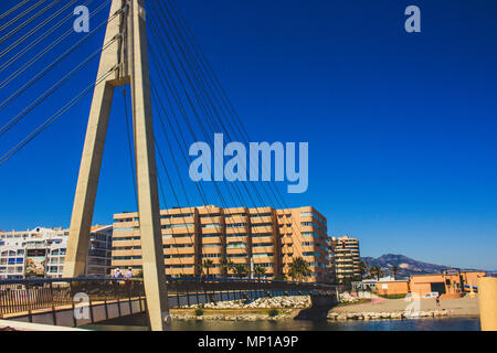 Brücke. Brücke über den Fluss ¨ ¨ Fuengirola in Fuengirola. Provinz Malaga, Andalusien, Spanien. Bild aufgenommen - 15. Mai 2018. Stockfoto