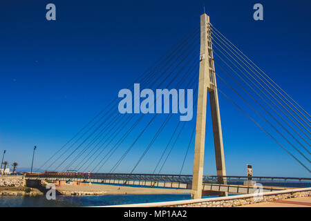 Brücke. Brücke über den Fluss ¨ ¨ Fuengirola in Fuengirola. Provinz Malaga, Andalusien, Spanien. Bild aufgenommen - 15. Mai 2018. Stockfoto