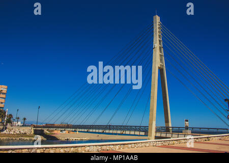 Brücke. Brücke über den Fluss ¨ ¨ Fuengirola in Fuengirola. Provinz Malaga, Andalusien, Spanien. Bild aufgenommen - 15. Mai 2018. Stockfoto