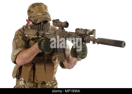 Private Auftragnehmer mit Karabiner M4 isoliert auf weißem Stockfoto