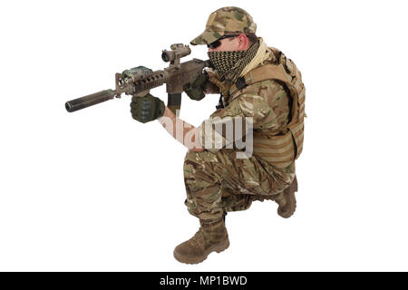 Private Auftragnehmer mit Karabiner M4 isoliert auf weißem Stockfoto