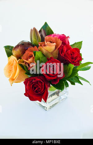 Rezeption Rosen Vase gelb und rot Mittelstück orange rosa color mix color Passion romantisch Schatten atemberaubende Home Decor Idee schöne Hochzeit Stockfoto