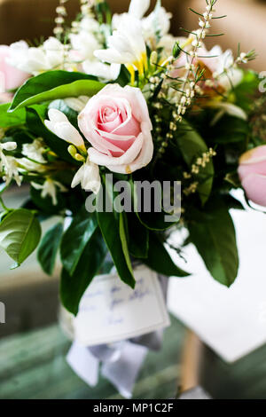 Silber Vase mit Hinweis und Blumen geburtstag Geburtstag Hochzeit klassische Rosen in einer Vase rosa weiß delikaten Stil Home Decor Stockfoto