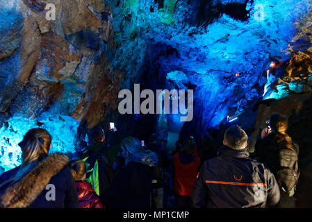 Die Leute, die Fotos von der Show in der Großen Masson Höhle in der Nähe von Matlock, Derbyshire Stockfoto