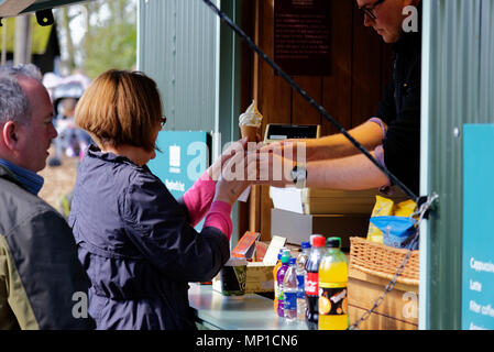 Eine Dame kauft ein Eis von einem Eis Verkäufer Stockfoto