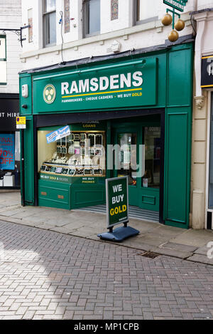 Ein Zweig der Ramsdens Pfandleiher in Chesterfield, Derbyshire, England mit einem Schild Wir kaufen Gold außerhalb sagen Stockfoto