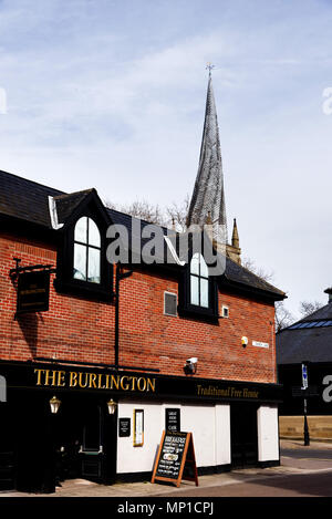 Die Burlington Pub in 73171 mit dem berühmten twisted Turm der Pfarrkirche über Stockfoto