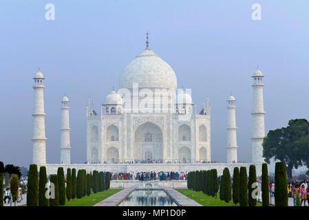 Taj Mahal, Gesamtansicht mit breiten Wasser Kanal und Marmor Brunnen auf der Nord-Süd-Achse Āgra, Uttar Pradesh, Indien Stockfoto