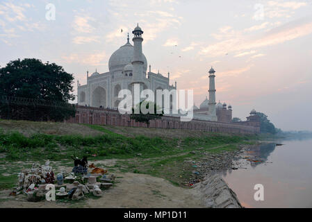 Blick auf das Taj Mahal aus dem Nordosten, Angebote am Ufer des Yamuna Flusses, Āgra, Uttar Pradesh, Indien Stockfoto