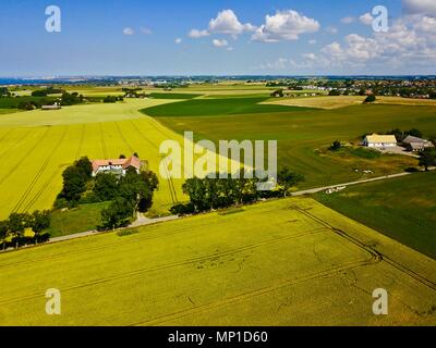 Luftaufnahme über Landwirtschaft Feld in Schweden im Sommer Stockfoto