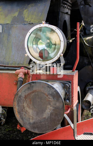 Alte Lokomotive Beleuchtung. Die Leuchte, die dazu dient, die Fahrbahn durch die alten Dampflokomotiven zu beleuchten. Saison der Feder. Stockfoto